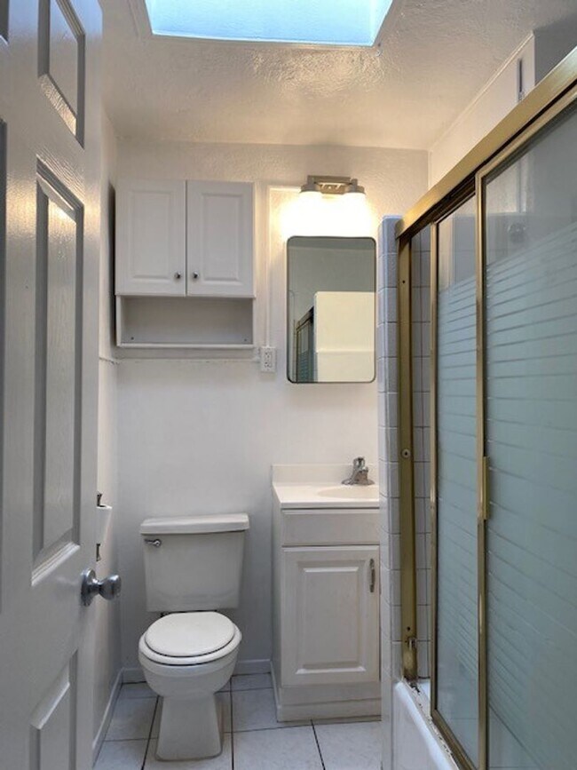 Building Photo - Vintage 1 Bedroom, 1 Bath Bungalow