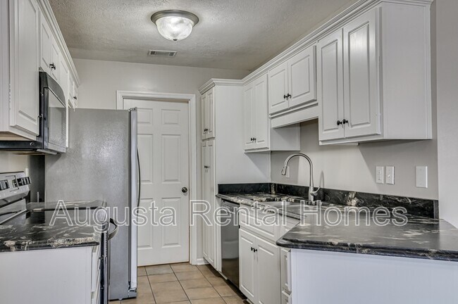 Building Photo - 2051 Sylvan Lake Dr