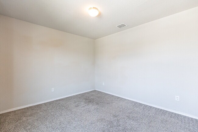 Building Photo - 5930 Ivans Farm