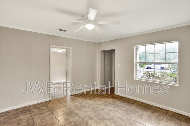 Building Photo - 6003 Commodore Dr