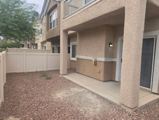 Building Photo - NEWLY REMODELED TOWN HOME IN HENDERSON AWA...