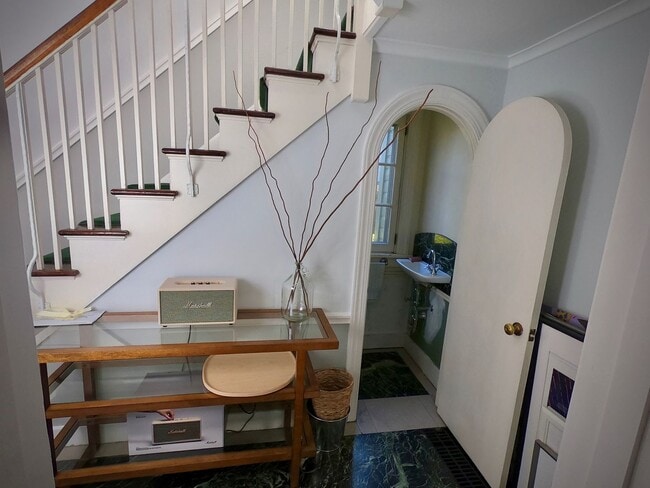Building Photo - 9/1 Beautiful Hidden GEM. 2 Blocks from Wa...