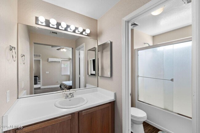 Building Photo - INCREDIBLE UPDATED 3 BEDROOM 2 BATH HOUSE ...