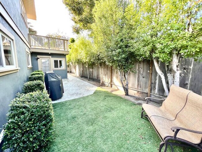 Building Photo - Available NOW! Single Family Unit in Pacific Grove!