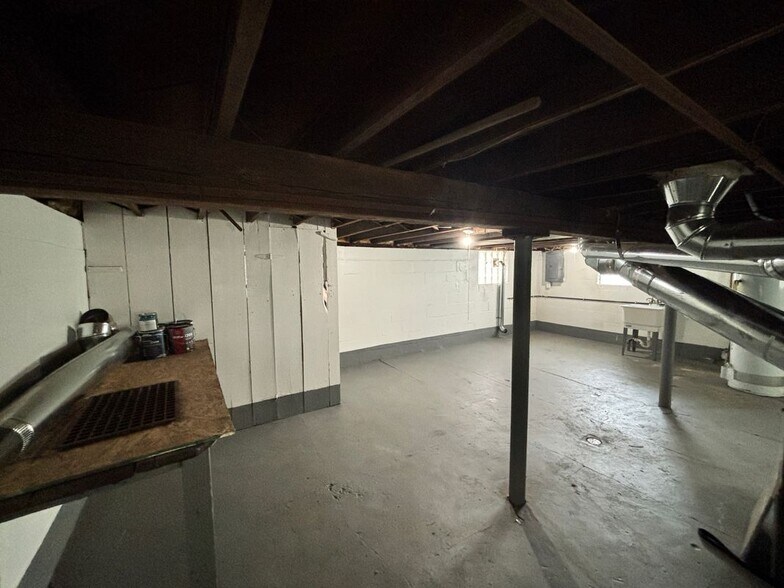 Building Photo - 242 Ferris St