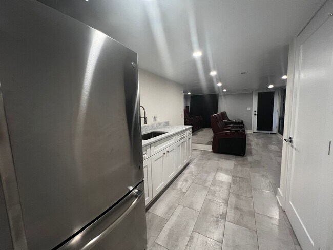 Building Photo - Lavish 5 BR/4 BA Townhome in Petworth!