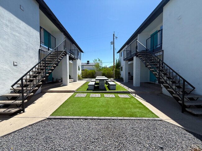 Building Photo - 719 N 12th Ave