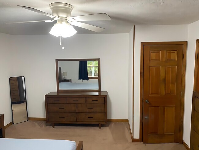 Building Photo - 8624 Valley Dr