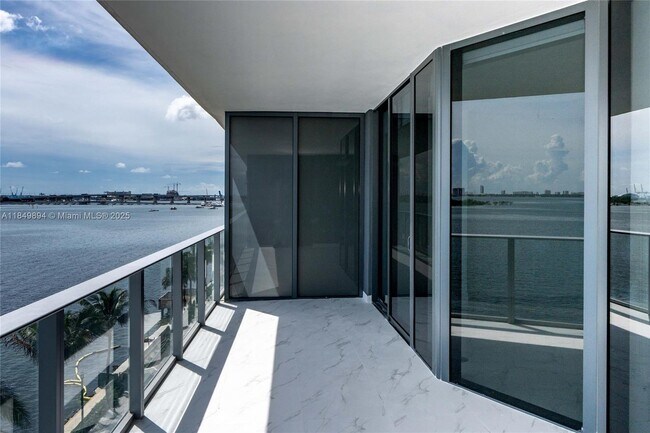 Building Photo - 700 NE 24th St