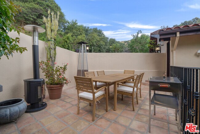 Building Photo - 10160 Cielo Dr