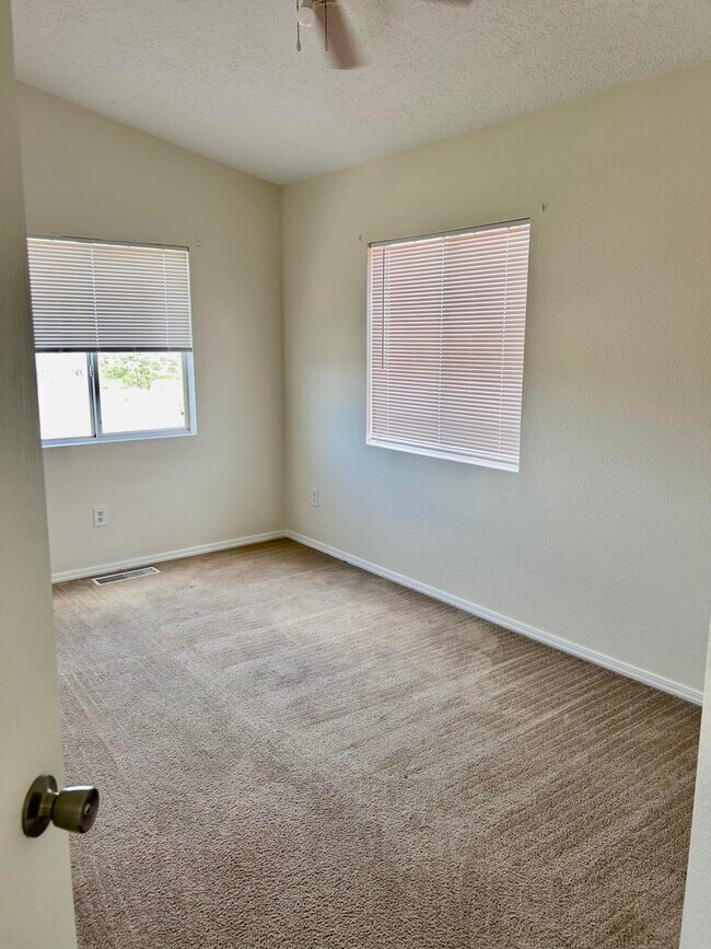 Building Photo - 6137 Vaughn Dr NE