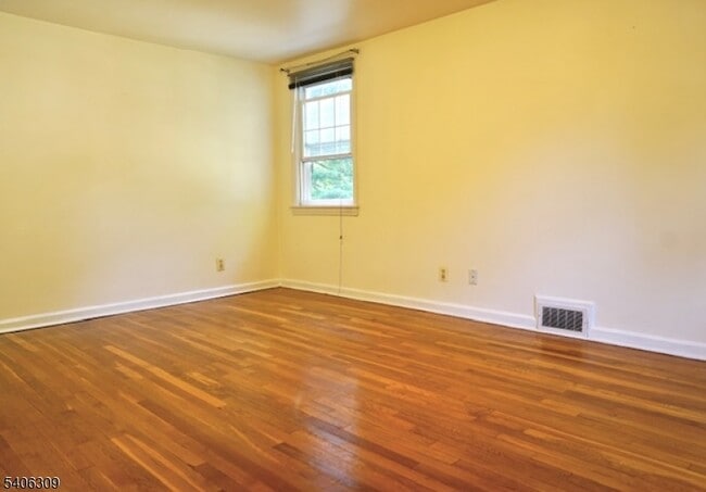 Building Photo - 17 Wellington Rd