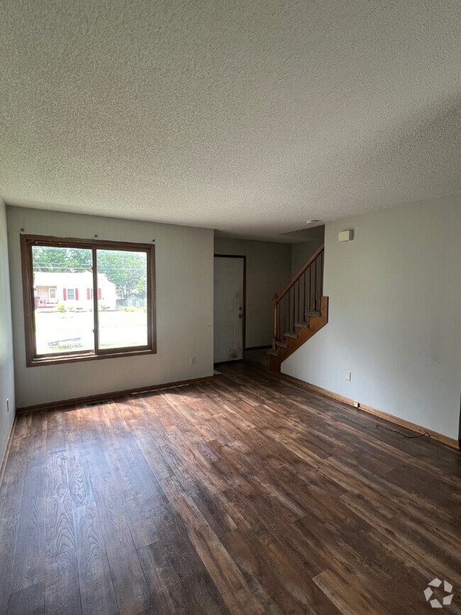Building Photo - Recently Renovated 2Br / 1.5Ba Home with D...