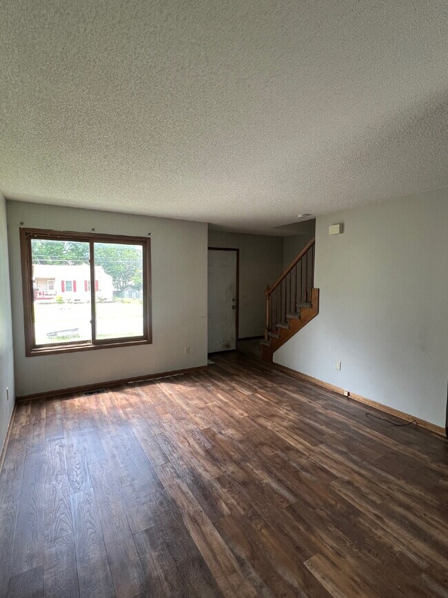 Building Photo - Recently Renovated 2Br / 1.5Ba Home with D...