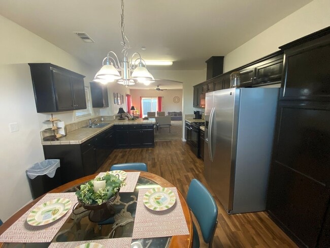 Building Photo - Affordable 3 BD 2 BA house in SE Bakersfield Near Union Ave & Berkshire Road