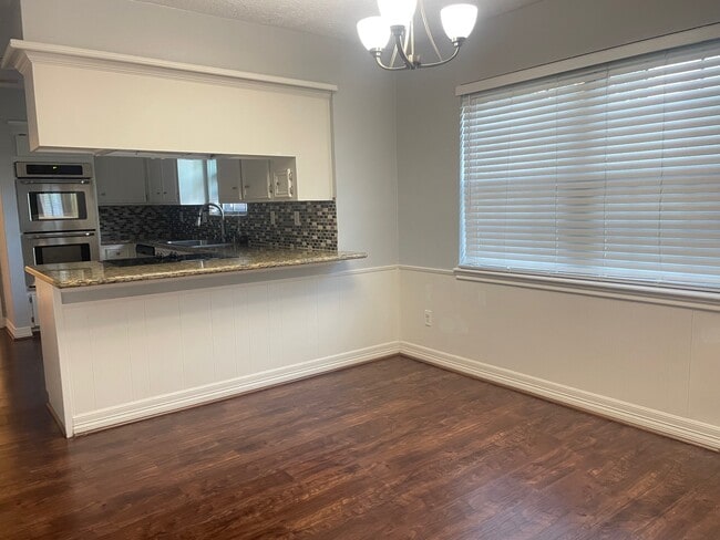 Building Photo - 11310 Meadow Lake Dr