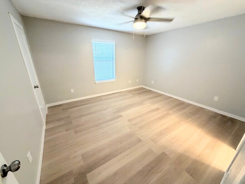 Master bedroom with Walk in closet - 7501 April Ln