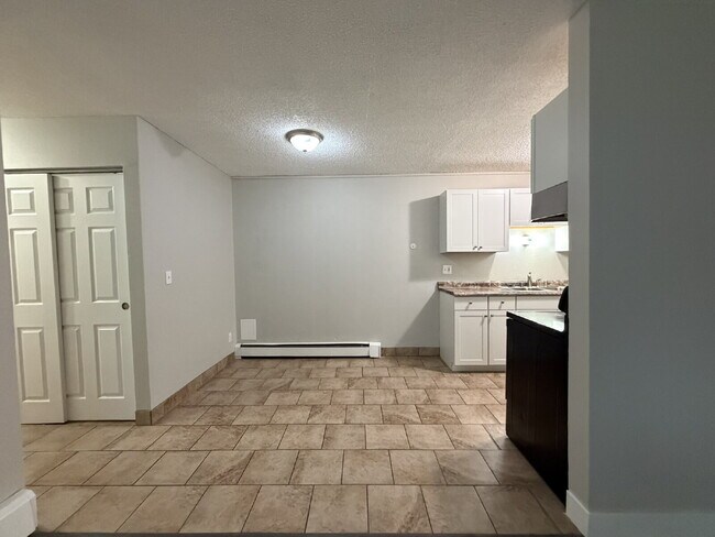 Building Photo - Updated & Clean 2BR Condo - Utilities Included - Laundry, Parking & Pool