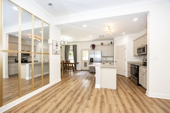 Building Photo - 1648 Mary Evers Dr