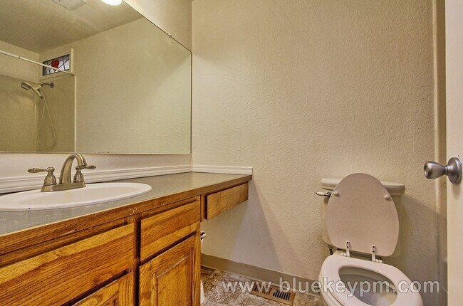 Building Photo - 3 Bed, 2 Bath home in Milwaukie