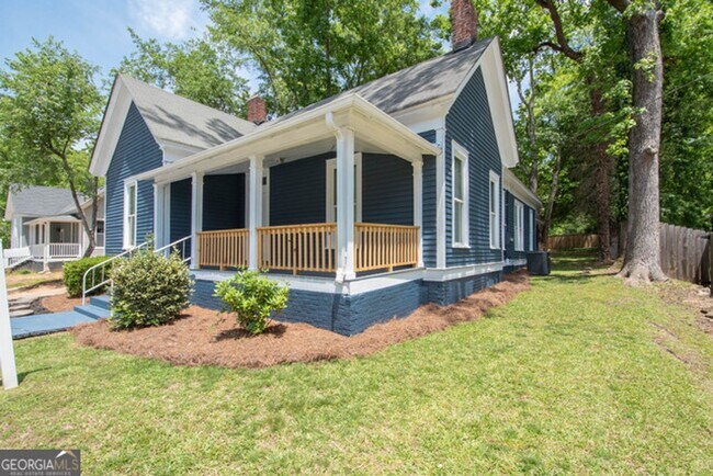 Building Photo - Will not last! Walk to the square in Newna...