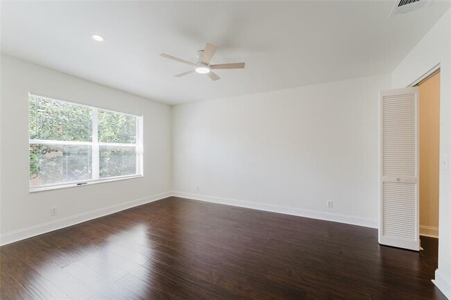 Building Photo - 10646 Lake Oak Way