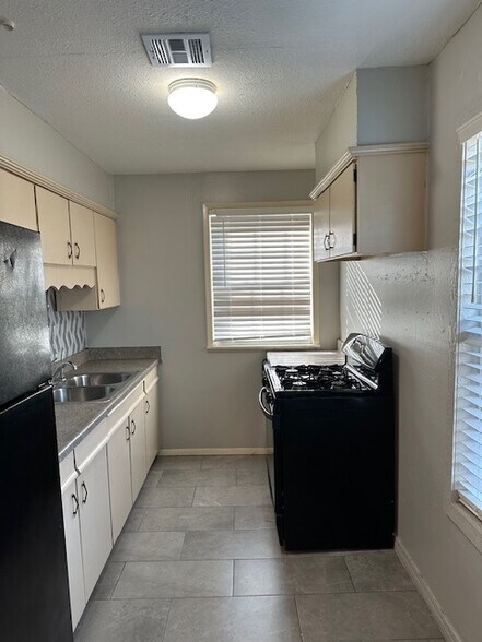 Building Photo - 2132 NE 19th St