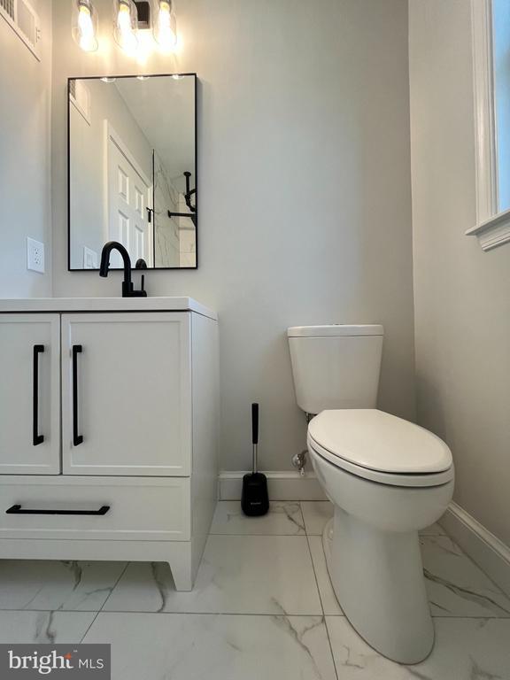 Building Photo - 327 Whittier St NW