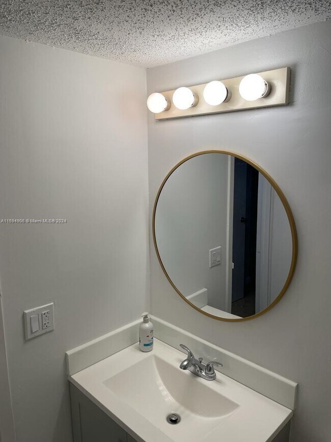 Building Photo - 250 Jacaranda Dr