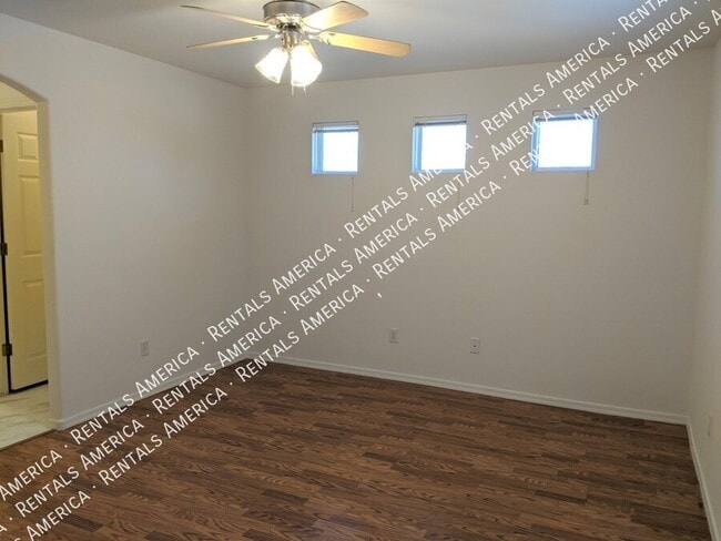 Building Photo - 895 E Lakeview Dr