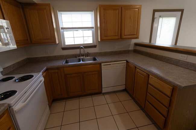 Building Photo - 5000 Derby Ridge Dr