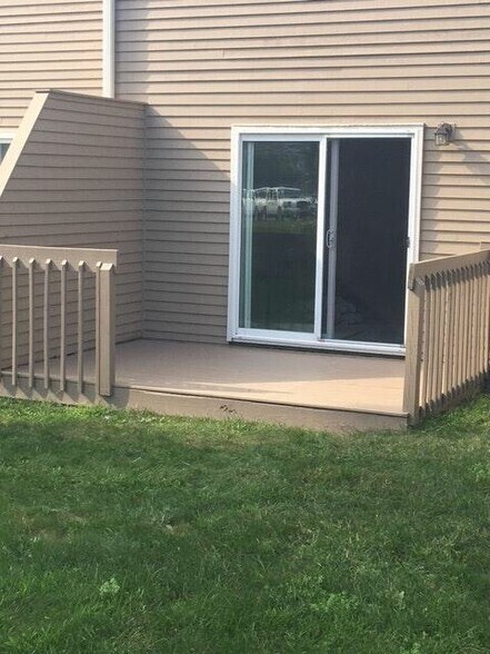 Building Photo - B11 Stonehedge Dr