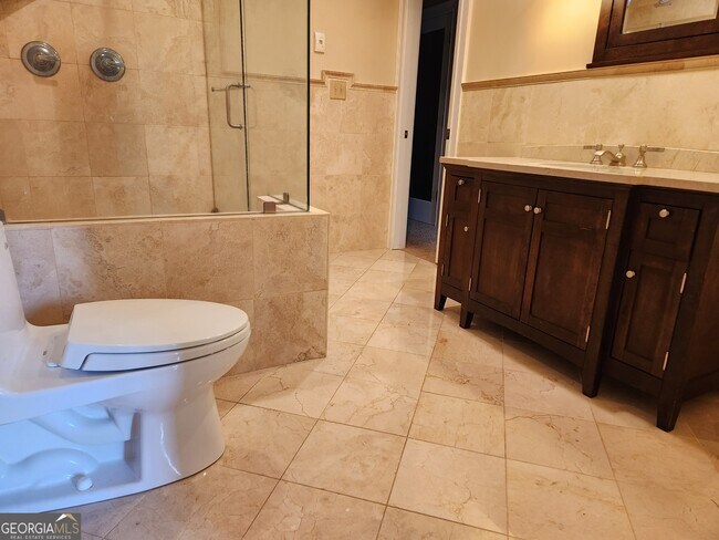 Building Photo - 1085 Holly Dr