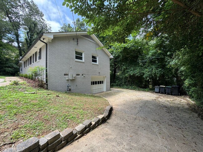 Building Photo - Renovated 4/3 House in North Hills- $1,995