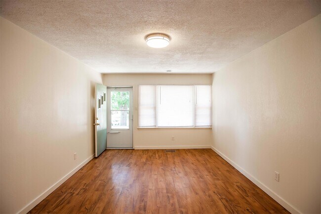 Building Photo - 1412 Hartford Rd