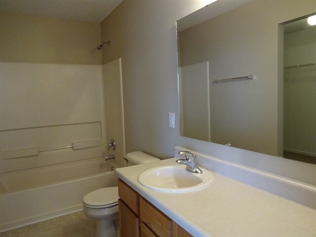 Building Photo - 489 Bourneside Dr