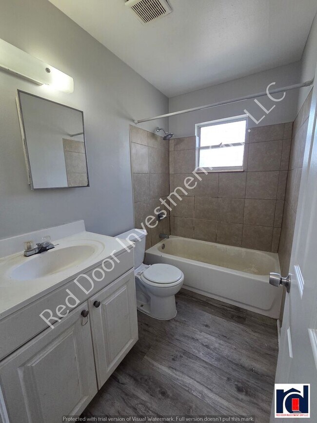 Building Photo - Large 2/1- Minutes from Downtown Leesburg/...