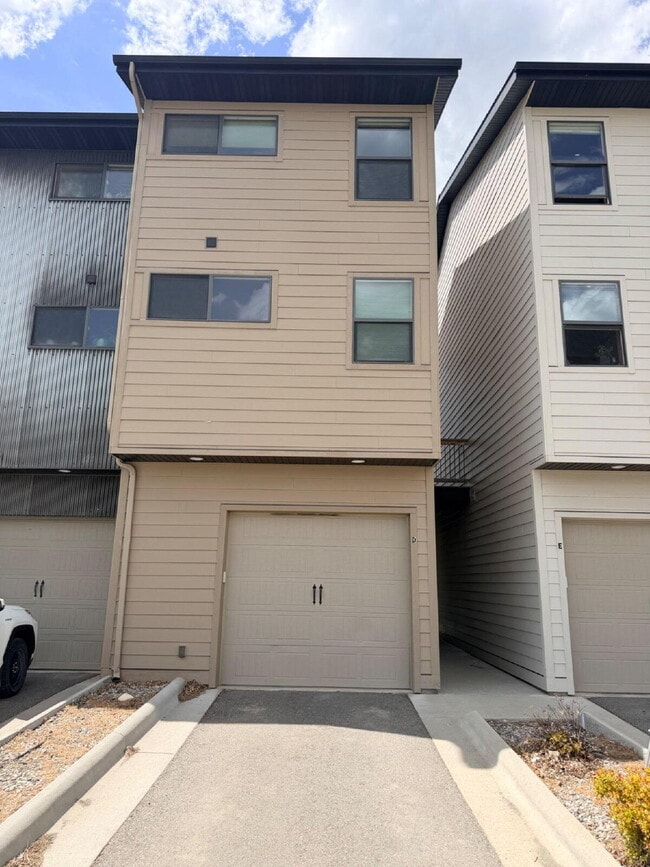 Building Photo - Beautiful 2 Bed, 1.5 Bath Townhouse with Bridger Views, Pets OK!