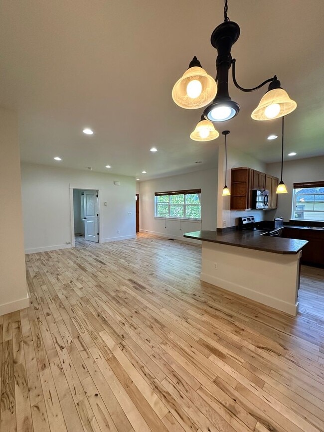 Building Photo - Beautiful 4 bedroom townhome
