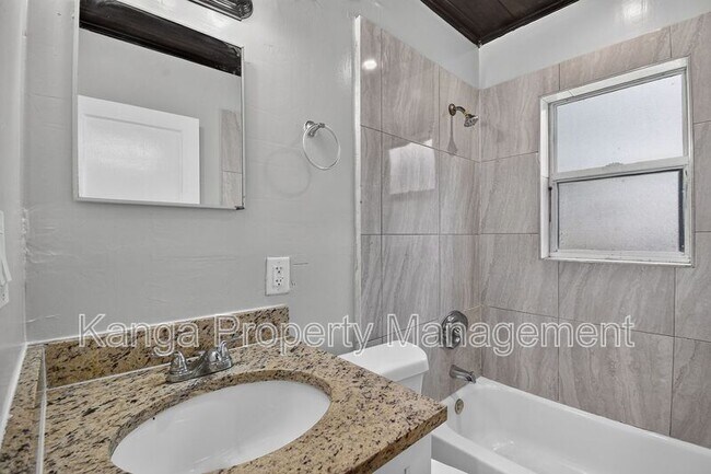 Building Photo - 887 7th St