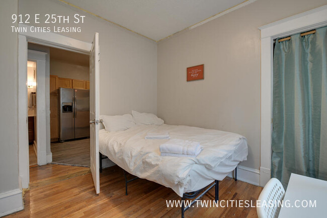 Building Photo - Updated 3 bed, 1 bath Apartment - With on-...