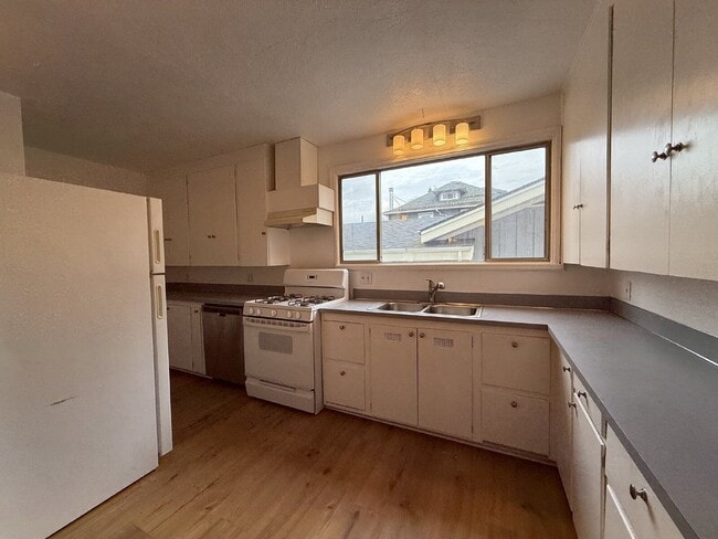 Building Photo - 777 W 10th Ave