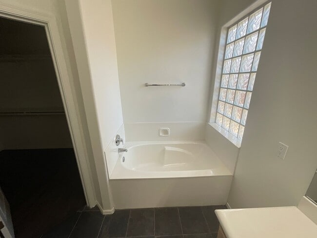 Building Photo - Great northeast location on cul-de-sac, 3 car garage