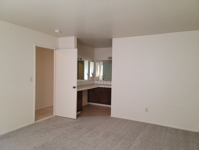 Building Photo - MON390