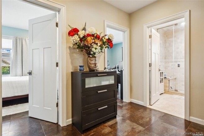 Building Photo - 225 E Walnut St