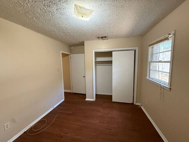 Building Photo - SELF TOURING AVAILABLE - Nice House with F...