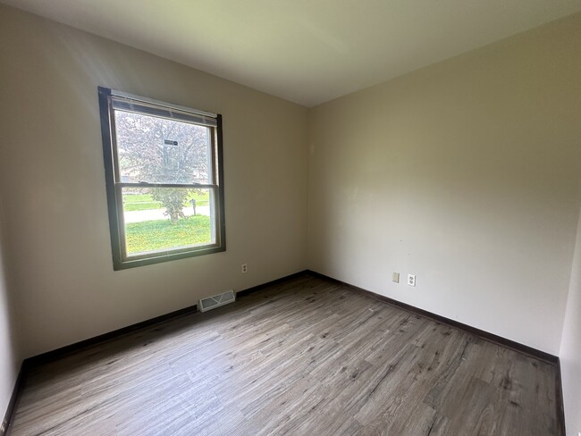 Building Photo - 2243 Forest View Rd
