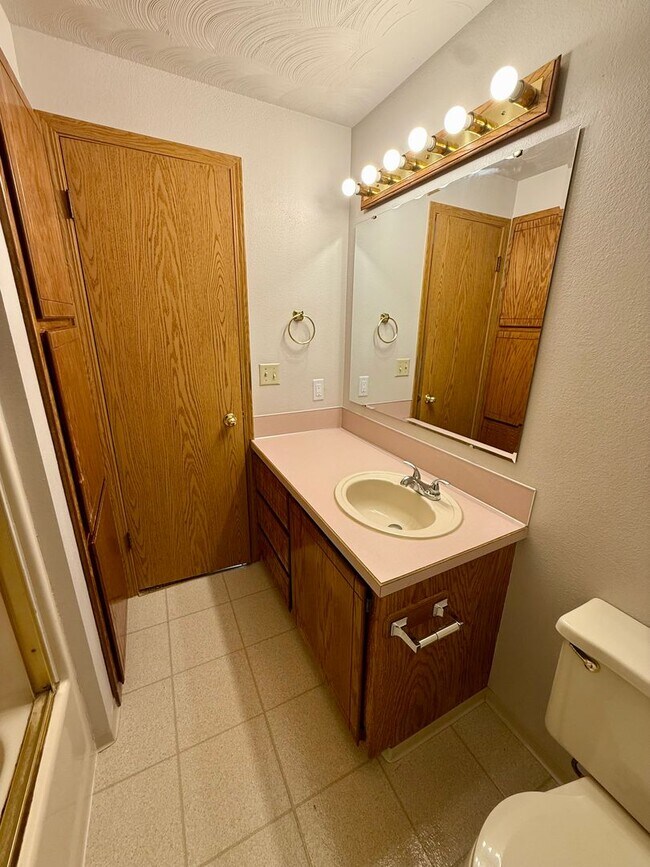 Building Photo - 3 bed 2 bath single family home in Nampa c...