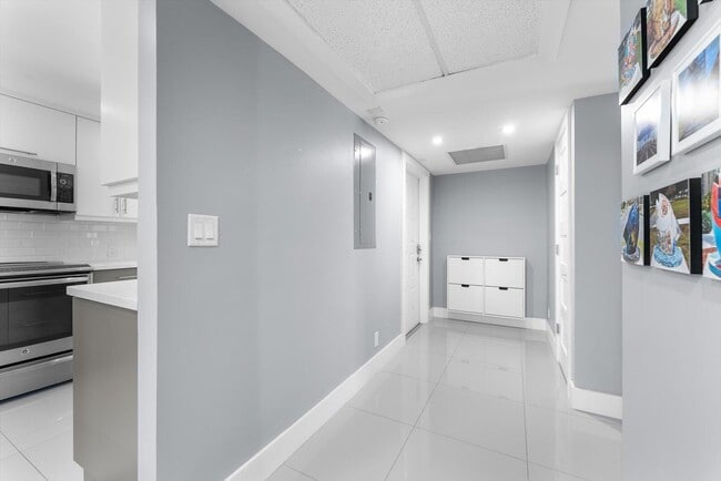 Building Photo - 3200 N Palm Aire Dr