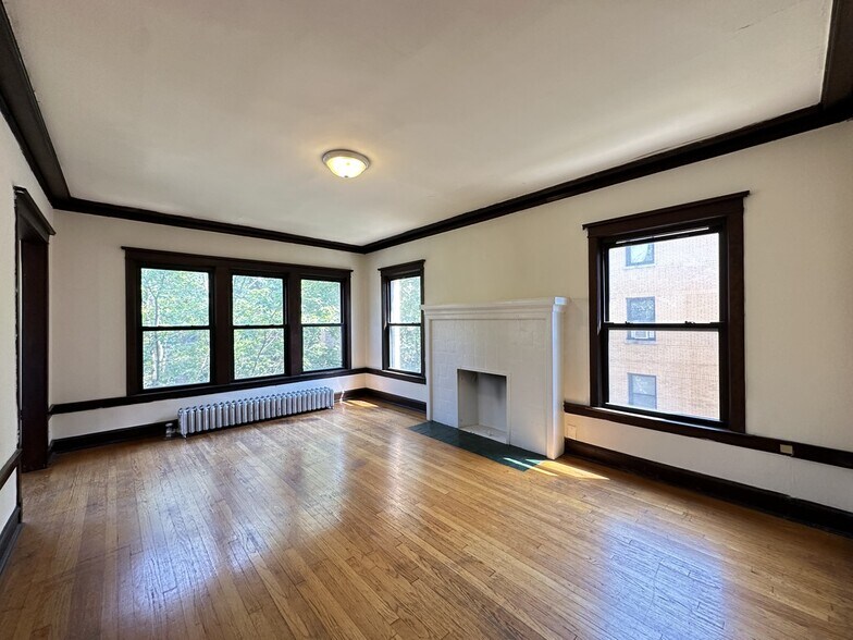 Building Photo - 2434 N Sawyer Ave